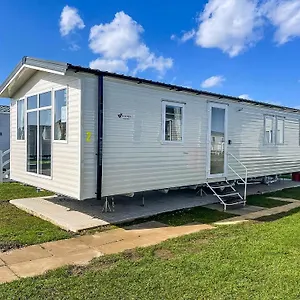 Lovely 8 Berth Caravan For Hire At Barmston Beach Holiday Park Ref 62002o Campsite Lund